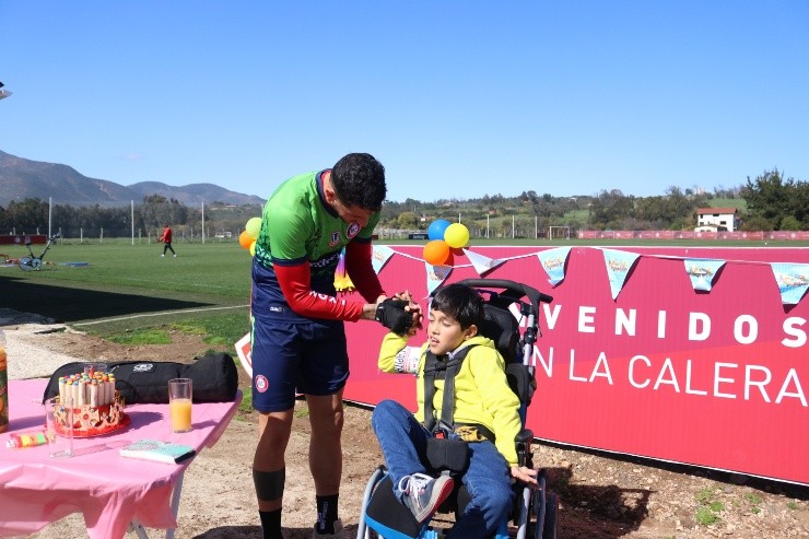 El joven recibe de manos de Gonzalo Castellani la jineta del triunfo cementero ante Banfield por la Copa Sudamericana. Foto: Unión La Calera.