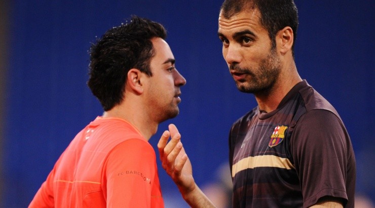 Xavi Hernández y Pep Guardiola, alumno y maestro, se enfrentan por primera vez como técnicos en una cancha de fútbol tras ganarlo todo en Barcelona. Foto: Getty Images