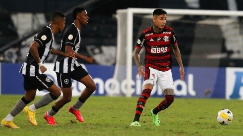 Erick Pulgar debutó en el Flamengo tras semanas de preparación