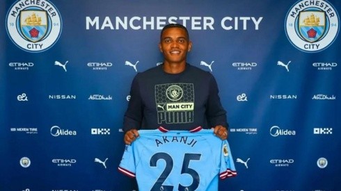 Akanji posa con la camiseta del Manchester City