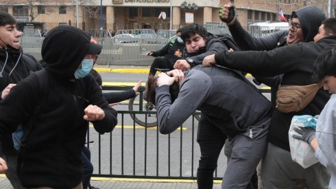 Simón Boric es agredido frente a la Casa Central de la U. de Chile.