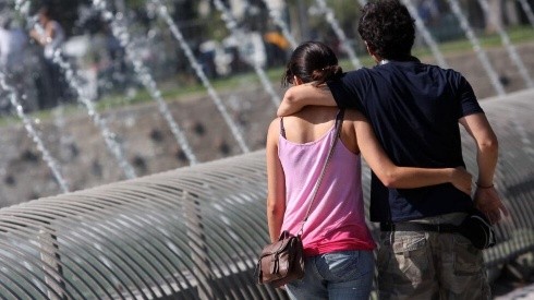 Una pareja pasea en Santiago.