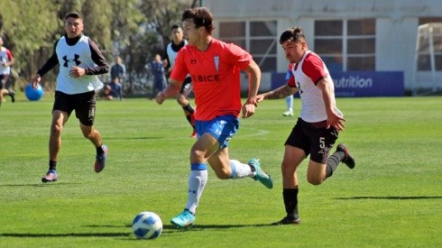 Gonzalo Tapia anotó uno de los goles para la UC desde lanzamiento penal.