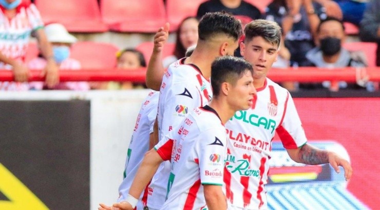 Ángelo Araos festejó con sus compañeros. Foto: Necaxa.