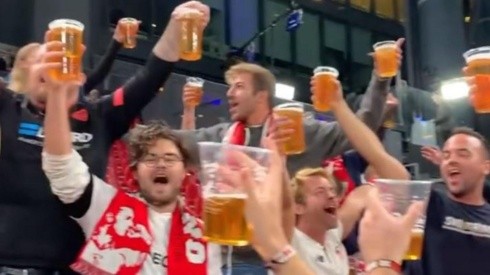 Hinchas del Sevilla felices con sus cervezas gratis