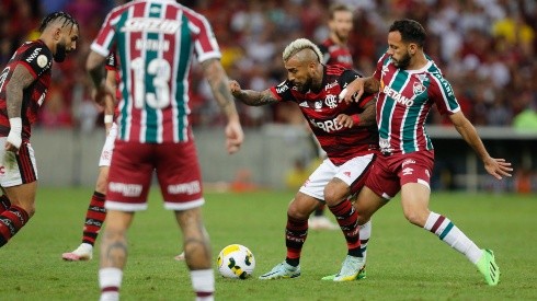 Arturo Vidal intentó, pero no pudo evitar la caída del Flamengo ante Fluminense