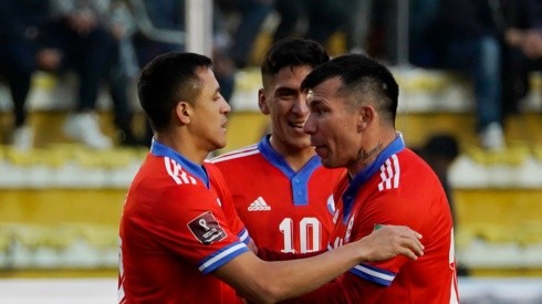 Gary Medel y Alexis Sánchez celebran con Marcelino Núñez el gol que le anotó a Bolivia en La Paz.