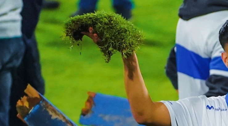 Los hinchas que invadieron la cancha robaron pasto, pedazos de la tribuna e incluso los asientos de las bancas