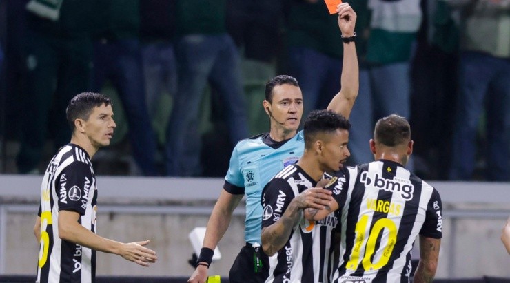 La expulsión de Eduardo Vargas ante Palmeiras significó el inicio del momento más duro del chileno en Brasil. Foto: Getty Images