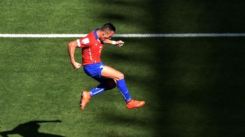 Alexis Sánchez y el festejo del gol que le convirtió a Brasil en los octavos de final del Mundial 2014.