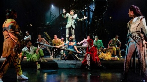 Una escena de Bazzar, el nuevo espectáculo que el Cirque Du Soleil trae a Chile.