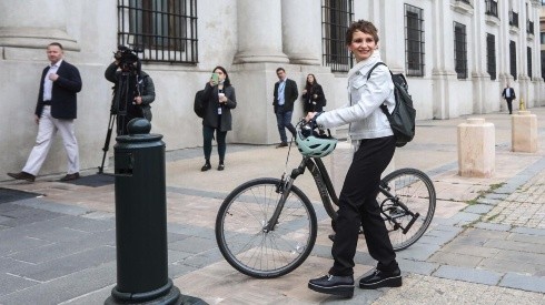 La ministra Carolina Tohá llegó en bicicleta a La Moneda en el Día Nacional sin Auto.