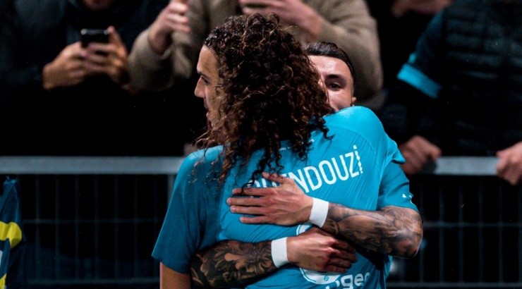 Los abrazos del puntero de La Ligue 1.