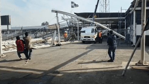 Trabajadores despejan el sector colapsado del estadio Monumental sin casco.