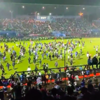 Luto en el fútbol: tragedia en Indonesia deja más de 100 muertos