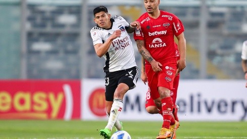 Lorenzo Reyes disputa una pelota con Esteban Pavez en el duelo entre Ñublense y Colo Colo por la revancha de los octavos de final de la Copa Chile.