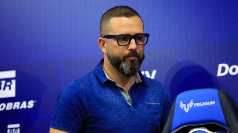 Rodrigo Goldberg en su rol de gerente deportivo de Azul Azul.