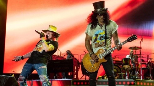 Axl Rose y Slash en acción para uno de los shows recientes de Guns N' Roses.