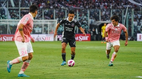 Vicente Pizarro recibió muchas faltas en el clásico ante la UC, y su padre miró todo desde la tribuna del Estadio Monumental.