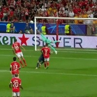 ¡Qué locura! Messi marca mega-golazo de un toque en el ángulo
