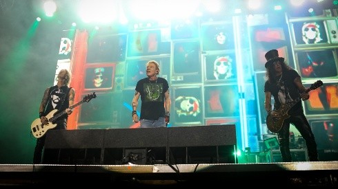 Duff McKagan, Axl Roses y Slash en el escenario para Guns N' Roses en Chile.