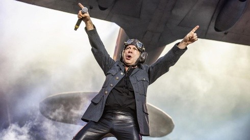 Bruce Dickinson en el escenario con Iron Maiden.