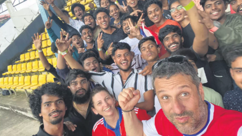 Los papás de Tali Rovner celebran en India su gol en el mundial