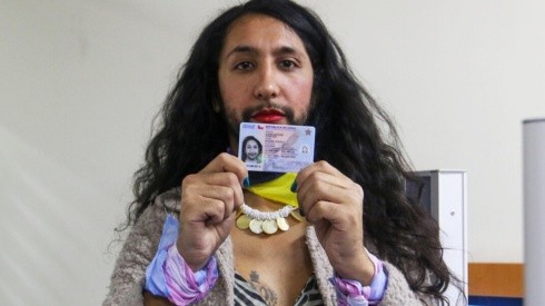 Shane Cienfuegos, persona trans y no binaria concurre a retirar la primera cédula de identidad no binaria en Chile.