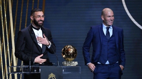 Benzema junto a Zidane en la premiación del Balón de Oro