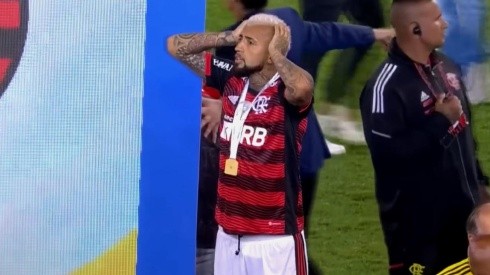 ¿Qué pasó Rey Arturo? La preocupación de Vidal campeón de Copa de Brasil en la premiación.