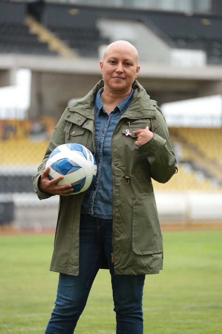 Sheila Orrego, paciente con cáncer de mamas, y que actualmente se encuentra en tratamiento, será la encargada de entregar el balón en el partido de Coquimbo Unido vs Colo Colo. Foto: Cedida.