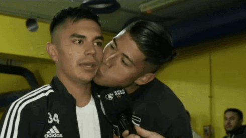 El momento en que Brayan Cortés le dio un beso en la mejilla a Vicente Pizarro luego de la obtención de la estrella 33 de Colo Colo. (Captura YouTube).