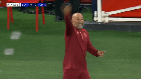 Sampaoli "baila" el Limpia Parabrisas en duelo del Sevilla por Champions League.