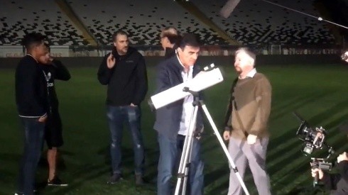 Quinteros, Pavez y Bolados miraron la estrella de Colo Colo con un telescopio desde la cancha del estadio Monumental.