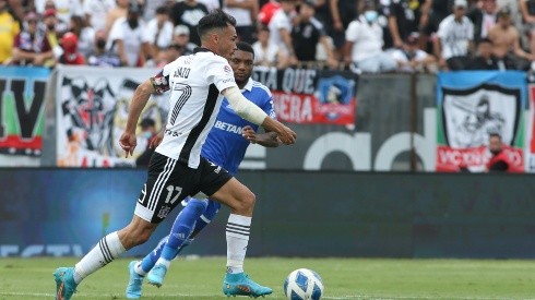 Gabriel Suazo lleva el balón mientras lo persigue Junior Fernandes en el último Superclásico jugado en el estadio Monumental.