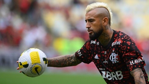 Confirmado: Vidal y Pulgar son banca en la formación de Flamengo para la final de Copa Libertadores.