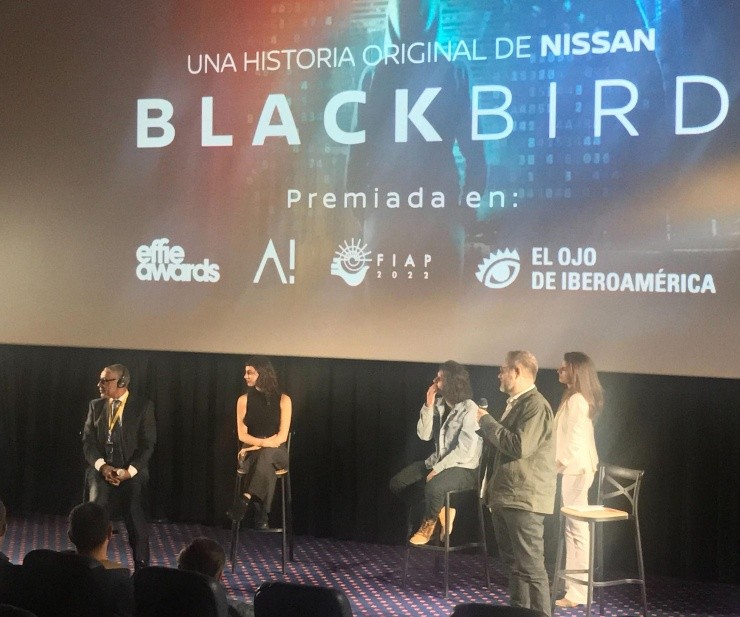 Giancarlo Esposito junto a la actriz chilena Renata González y el equipo de Blackbird.
