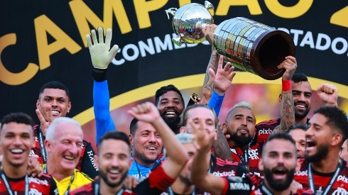 Arturo Vidal levantó la Copa Libertadores arriba del escenario de Flamengo.