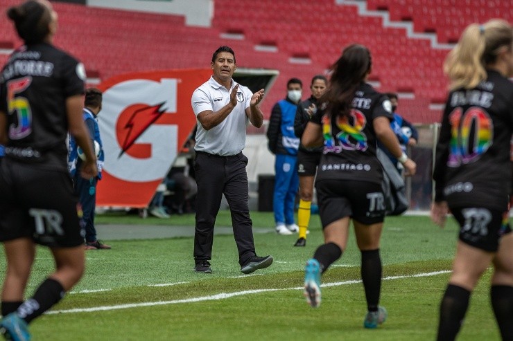 Milenko Valenzuela dirigiendo en la Copa Libertadores Femenina de la mano de Santiago Morning. Foto: Lisandra Jung/Santiago Morning.