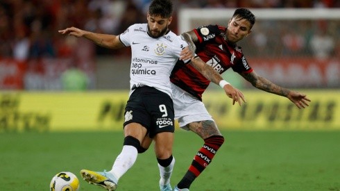 Erick Pulgar disputa un balón con Yuri Alberto en la derrota de Flamengo ante Corinthians en la 35° fecha del Brasileirao.