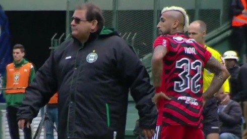 Arturo Vidal mira feo al técnico de Coritiba