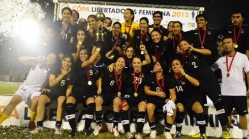 Colo Colo luce la réplica de la Copa Libertadores Femenina 2012