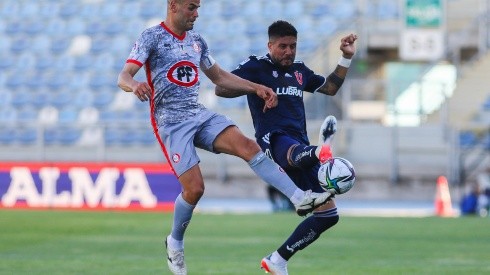 Sebastián Sáez disputa la pelota con Ramón Arias en el partido que la U le ganó a Unión La Calera para zafar del descenso.