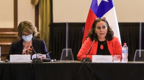 Canciller Urrejola (der) y Agente chilena ante La Haya, Ximena Fuentes (izq)