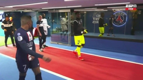 Mbappé realizando el gesto a los jugadores del Auxerre