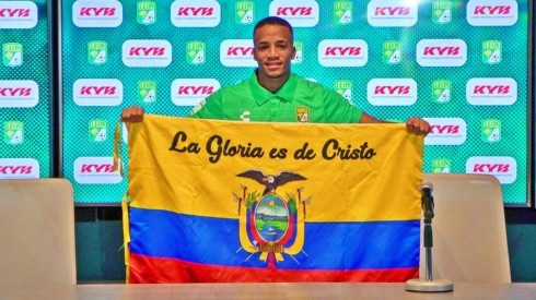 Byron Castillo posaba orgulloso con la bandera de Ecuador cuando fue presentado en el León de México. Ahora le darán la espalda