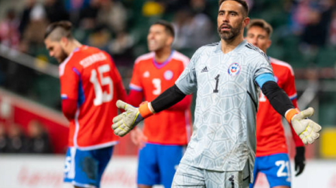 Claudio Bravo volvió a jugar por la selección chilena. Lo hizo en la derrota por 1-0 ante Polonia.