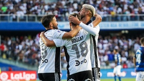 Colo Colo festeja el segundo gol que le marcó al Betis: fue de Agustín Bouzat.