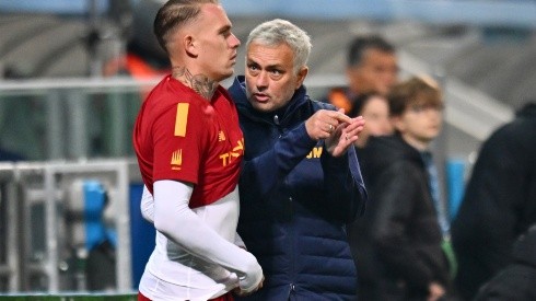 José Mourinho le da instrucciones al neerlandés Rick Karsdorp antes de su ingreso ante el Sassuolo, el partido en el que fue tratado de "traidor".