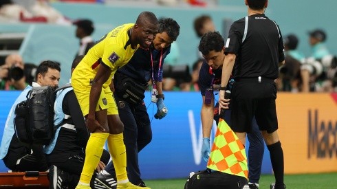 Enner Valencia con mucho dolor luego de un golpe que recibió en la victoria de Ecuador ante Qatar con un doblete suyo.